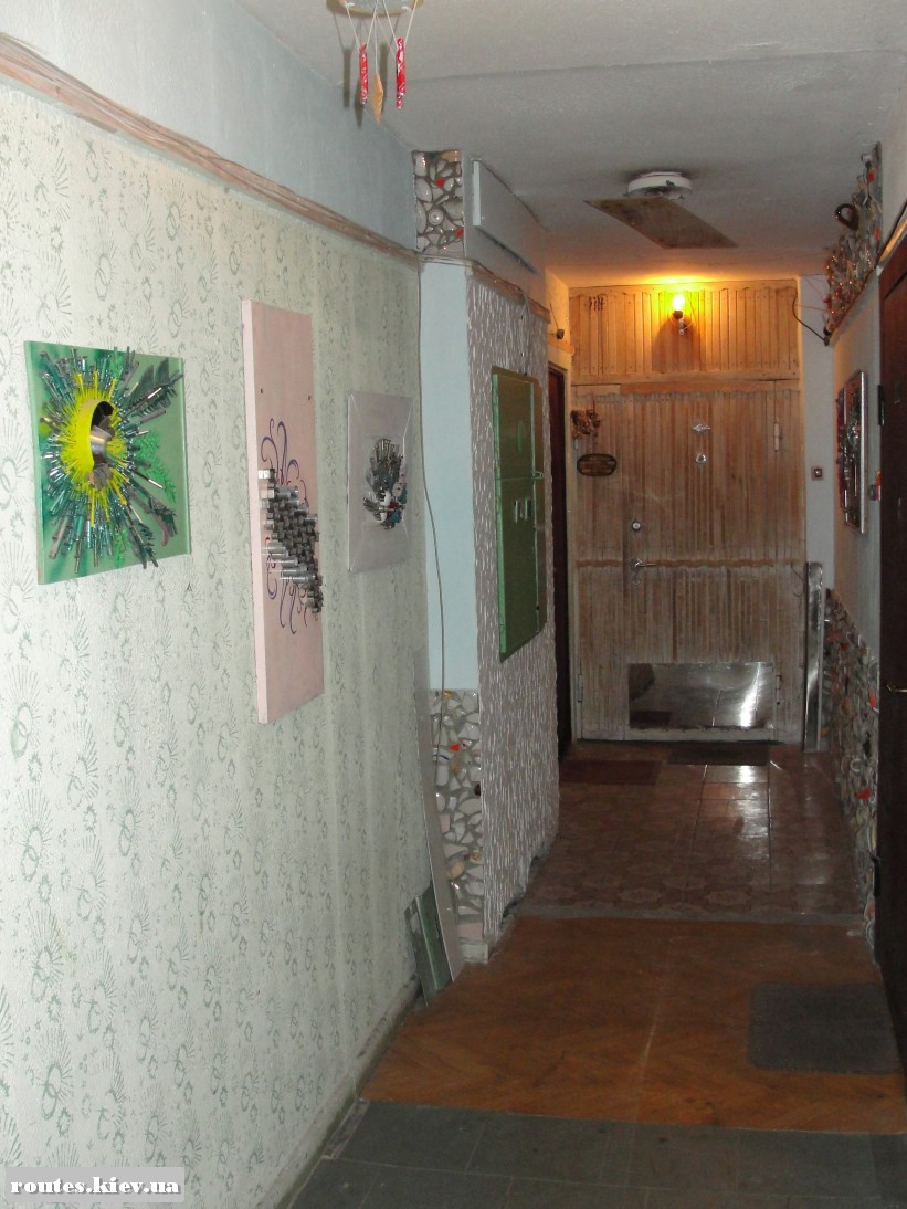Стены украшены работами мастера, проживающего в одной из квартир.